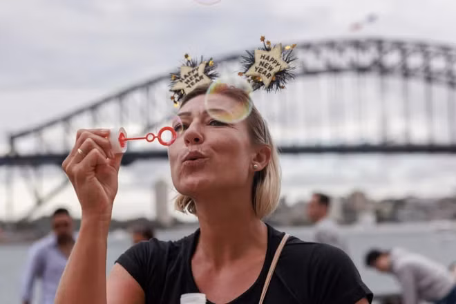Chị Amelie Faes (Paris, Pháp) hòa mình vào dòng người đông đúc tại cảng Sydney. (Ảnh: The Sydney Morning Herald)
