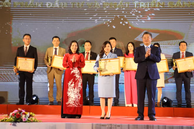 Lãnh đạo thành phố Hà Nội trao Giấy chứng nhận Sản phẩm công nghiệp chủ lực cho các doanh nghiệp.