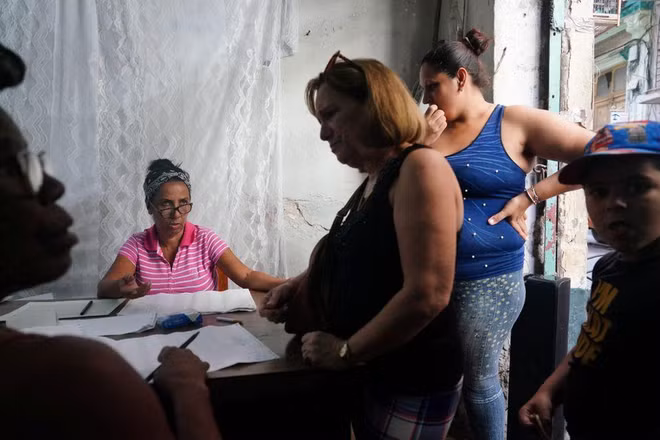 Quan chức bầu cử Cuba kiểm tra giấy tờ của cử tri trong cuộc bầu cử địa phương, ngày 27/11/2022. (Ảnh: Reuters)