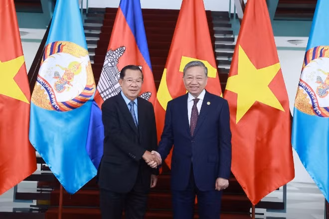 Tổng Bí thư Ban Chấp hành Trung ương Đảng Cộng sản Việt Nam Tô Lâm và Chủ tịch Đảng Nhân dân Campuchia, Chủ tịch Thượng viện Campuchia Hun Sen. Ảnh: TTXVN