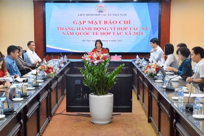 Đồng chí Cao Xuân Thu Vân, Chủ tịch Liên minh HTX Việt Nam phát biểu tại buổi gặp mặt báo chí về lễ tôn vinh hợp tác xã tiêu biểu – Giải thưởng Ngôi sao Hợp tác xã “CoopStar Awards” năm 2025. 