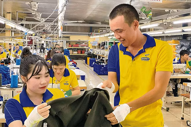 Công nhân làm tăng ca để kịp đơn hàng xuất khẩu tại Công ty sản xuất May mặc Dony.