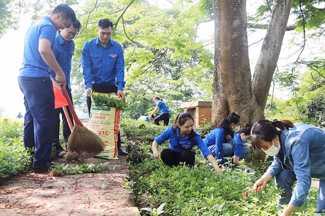 Đoàn viên thanh niên tỉnh Điện Biên dọn dẹp khuôn viên Di tích lịch sử Đồi A1, tích cực tham gia bảo vệ môi trường.