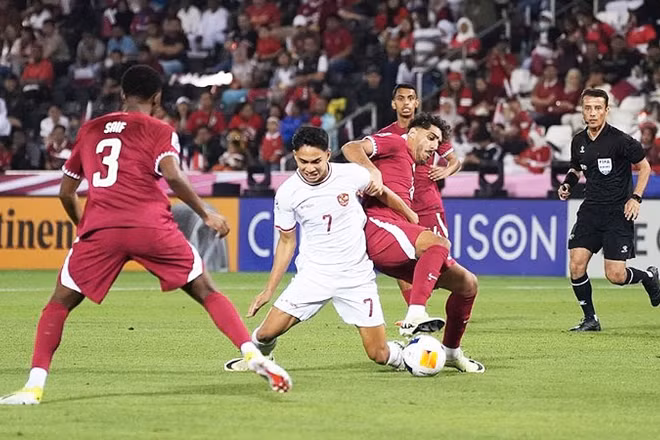 Pha tranh bóng của U23 Indonesia (áo trắng) trong trận đấu với U23 Qatar. 
