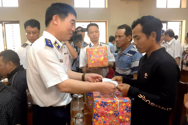 Trung tướng Bùi Quốc Oai, Chính ủy Cảnh sát biển tặng quà ngư dân có hoàn cảnh khó khăn tại huyện Côn Ðảo, tỉnh Bà Rịa-Vũng Tàu.