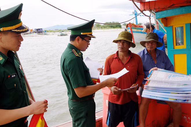 Bộ đội Biên phòng tỉnh Bà Rịa-Vũng Tàu tuyên truyền cho ngư dân về chống khai thác hải sản bất hợp pháp, không khai báo và không theo quy định. (Ảnh VŨ TÂN)