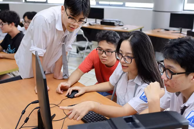 Học sinh Trường THPT chuyên Hà Nội-Amsterdam trong giờ học Tin học. (Ảnh Thanh Tùng)