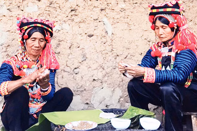 Ngày Tết, bà con Hà Nhì làm bánh dày để cúng tổ tiên, tiếp đãi khách.