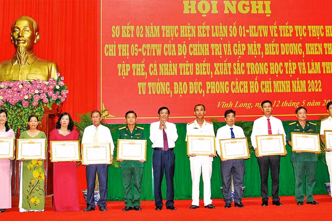 Lãnh đạo tỉnh Vĩnh Long khen tặng tập thể và cá nhân được tuyên dương trong học và làm theo Bác. 
