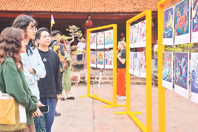 Các bạn trẻ đến với triển lãm “Vẽ con rồng” do Tired City phối hợp Trung tâm Hoạt động Văn hóa, khoa học Văn Miếu-Quốc Tử Giám tổ chức.