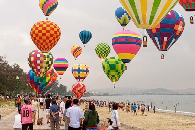 Khinh khí cầu trên bãi biển Phan Thiết tháng 3/2023. (Ảnh C.T)