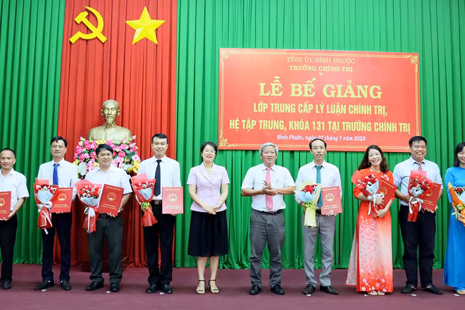 Lễ bế giảng lớp Trung cấp lý luận chính trị tại Trường Chính trị tỉnh Bình Phước.