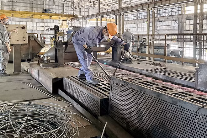 Sản xuất thép cuộn tại Công ty cổ phần Gang thép Thái Nguyên.