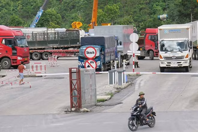 Trạm bốc xếp hàng hóa xuất, nhập khẩu tại Cửa khẩu quốc tế Hữu Nghị của Công ty cổ phần Hữu Nghị Xuân Cương.