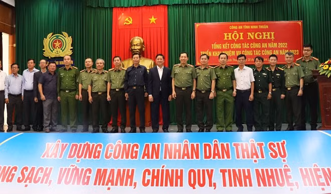 Các đồng chí lãnh đạo tỉnh Ninh Thuận; nguyên lãnh đạo Công an tỉnh Ninh Thuận qua các thời kỳ; đại biểu các sở, ban, ngành tỉnh Ninh Thuận chụp ảnh lưu niệm với Thứ trưởng Công an Lê Văn Tuyến và lãnh đạo Công an tỉnh tại hội nghị.
