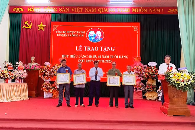 Đồng chí Nông Văn Tâm, Phó Bí thư Thường trực huyện ủy Yên Thế trao Huy hiệu Đảng cho các đồng chí đảng viên.