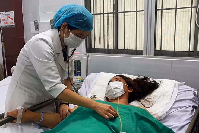 Sản phụ T.T.C. tỉnh táo, sinh tồn ổn định. 