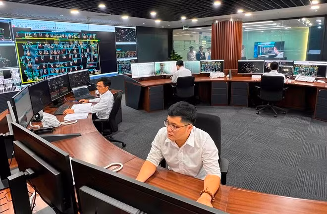 Các kỹ sư đang vận hành Trung tâm Điều độ hệ thống điện Thành phố Hồ Chí Minh (thuộc EVNHCMC).