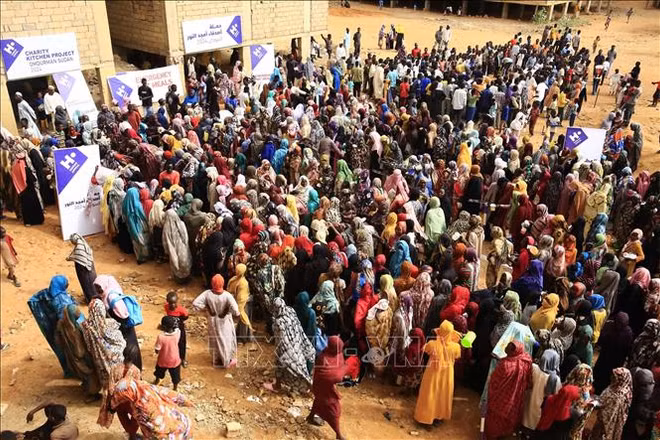 Người dân xếp hàng chờ được phát bữa ăn cứu trợ tại Omdurman, Sudan. Ảnh tư liệu: THX/TTXVN