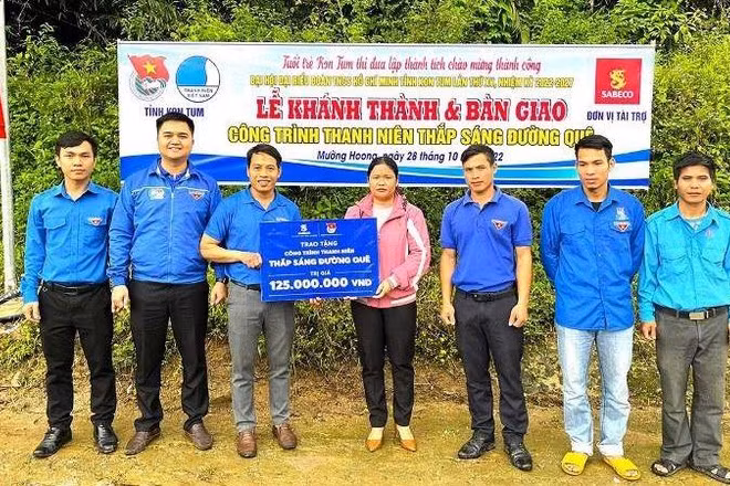 Tỉnh đoàn Kon Tum bàn giao công trình thanh niên “Thắp sáng đường quê” tại xã Mường Hoong, huyện Đăk Glei.