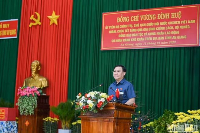 Chủ tịch Quốc hội Vương Đình Huệ phát biểu thăm hỏi, chúc Tết gia đình chính sách, hộ nghèo, đồng bào dân tộc và công nhân lao động có hoàn cảnh khó khăn tỉnh An Giang. (Ảnh Duy Linh)