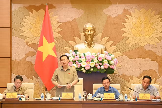 [Ảnh] Chủ tịch Quốc hội Vương Đình Huệ nghe báo cáo về dự thảo Luật Đất đai (sửa đổi)