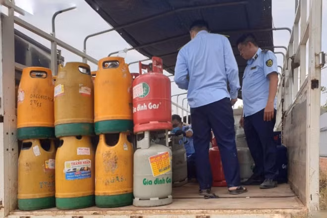 Lực lượng chức năng kiểm đếm bình gas tại hiện trường. (Ảnh: Quản lý thị trường cung cấp) 