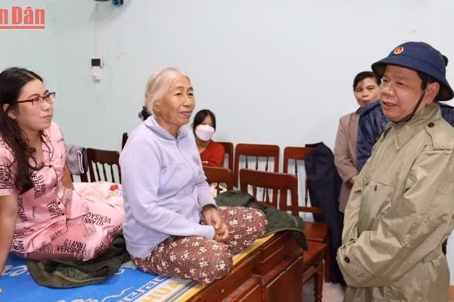 Chủ tịch Ủy ban nhân dân tỉnh Quảng Ngãi Đặng Văn Minh thăm hỏi người dân tại điểm sơ tán tập trung Ủy ban nhân dân xã Nghĩa Phú. (Ảnh: HIỂN CỪ)
