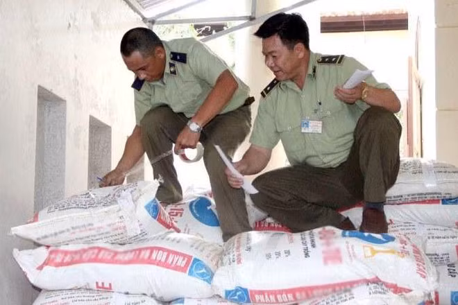 Lực lượng chức năng xử lý phân bón giả nhãn mác.