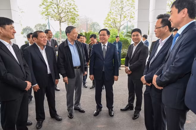 [Ảnh] Chủ tịch Quốc hội Vương Đình Huệ thăm Trung tâm đào tạo bóng đá trẻ PVF