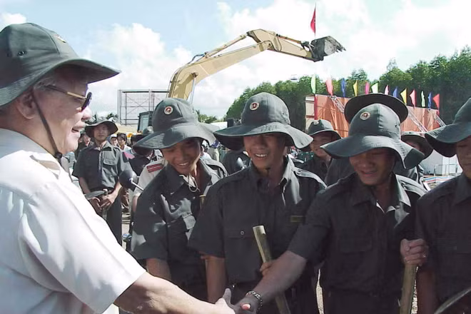Cố Thủ tướng Võ Văn Kiệt thăm hỏi chiến sĩ, thanh niên xung phong thi công tuyến đường Rừng Sác, huyện Cần Giờ. (Ảnh: NGUYỄN CÔNG THÀNH)