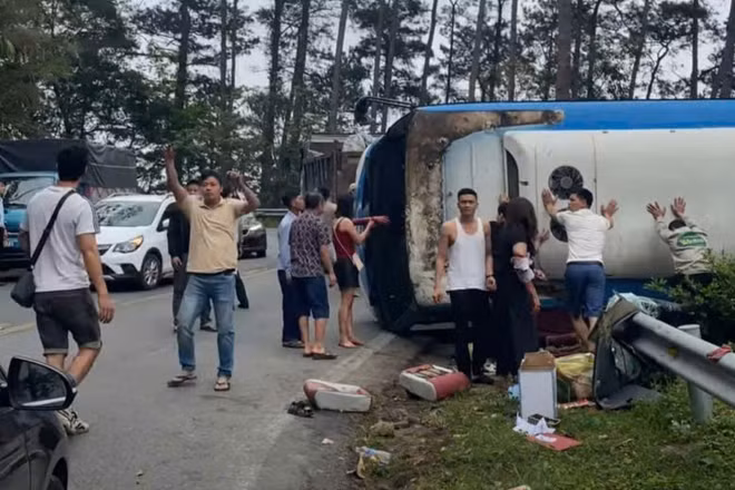Người dân hỗ trợ cứu người bị nạn.