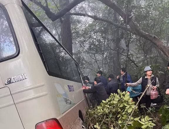 Người đi đường cứu giúp những người trên xe gặp nạn. (Ảnh do người dân cung cấp)