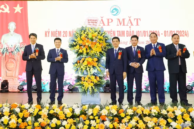 Lãnh đạo tỉnh Vĩnh Phúc chúc mừng huyện Tam Đảo.