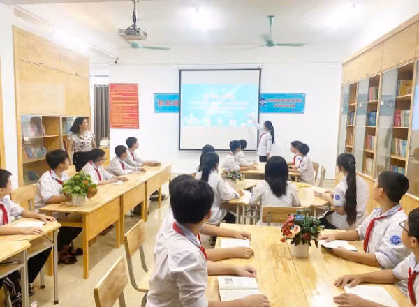 Buổi tự học tại thư viện Trường trung học cơ sở Vĩnh Tường.