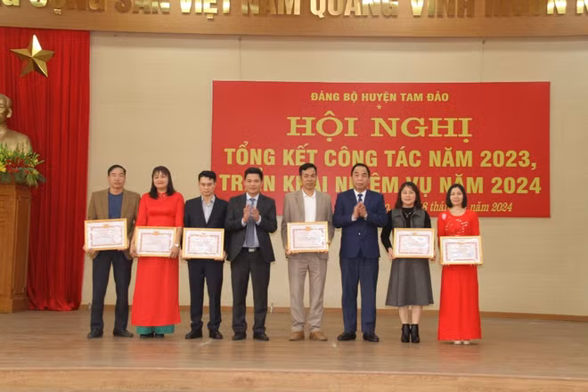 Lãnh đạo huyện Tam Đảo khen thưởng các chi bộ, đảng bộ hoàn thành xuất sắc nhiệm vụ năm 2023.