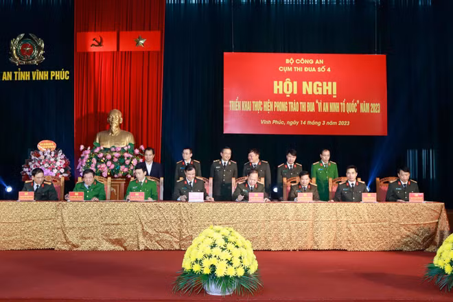 Lãnh đạo Công an 8 tỉnh ký giao ước thi đua.