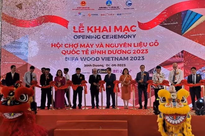 Nghi thức khai mạc hội chợ.