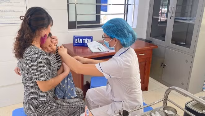 Hà Nội tăng cường tiêm vaccine phòng, chống các bệnh truyền nhiễm cho trẻ nhỏ và người lớn.
