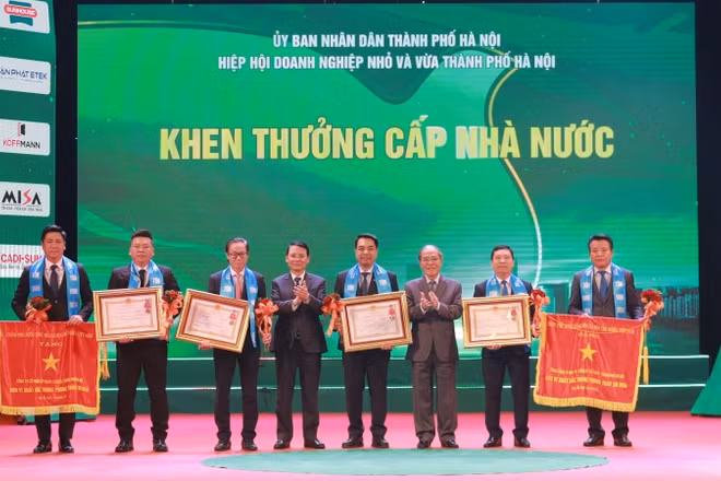 Các doanh nghiệp, doanh nhân tiêu biểu được nhận Huân chương lao động hạng 2, hạng 3 và Cờ thi đua của Chính phủ.