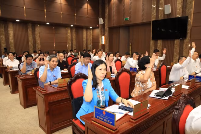 Các đại biểu biểu quyết tại kỳ họp thứ 13 HĐND thành phố Hà Nội khóa XVI.