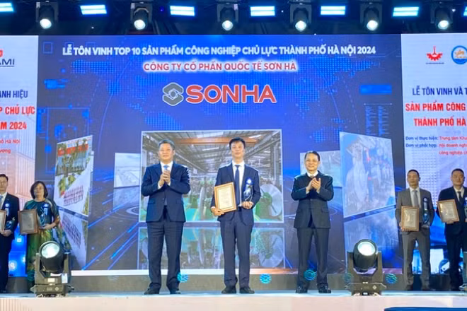 Lãnh đạo thành phố Hà Nội trao chứng nhận TOP 10 sản phẩm công nghiệp chủ lực năm 2024.