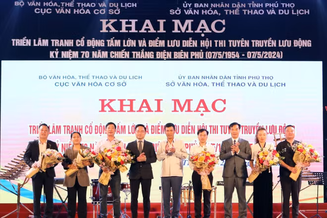 Ban Tổ chức tặng hoa cho các đơn vị tham dự chương trình.