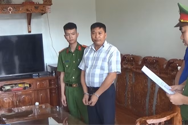 Cơ quan điều tra đọc quyết định khởi tố đối với một trong những cá nhân về hành vi "Mua bán trái phép hóa đơn".