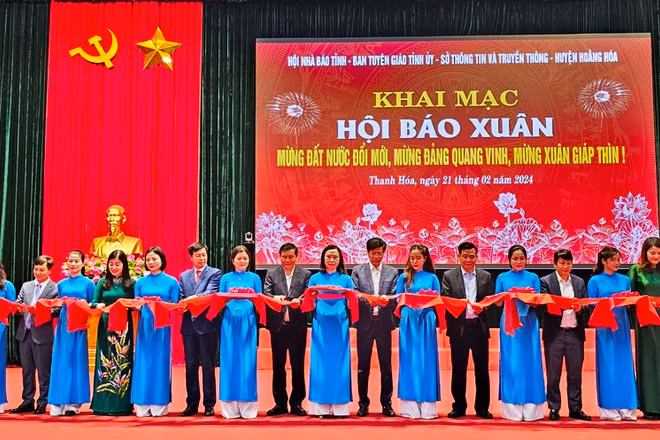 Các đại biểu cắt băng khai mạc Hội báo Xuân.