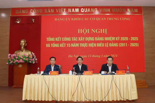 Các đồng chí chủ trì hội nghị.