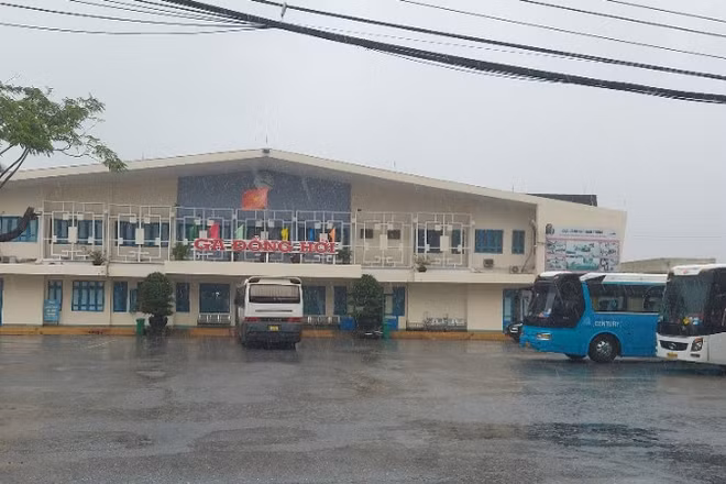 Xe ô-tô chờ trung chuyển khách đi tàu tại ga Đồng Hới trong sáng nay.