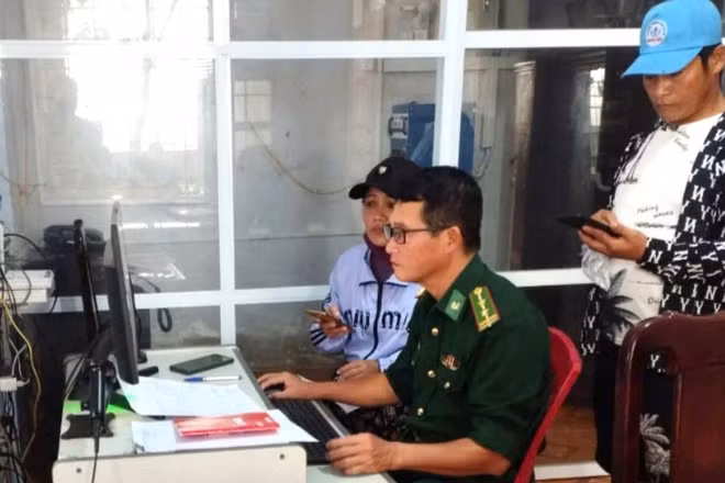 Đồn Biên phòng cửa khẩu Cảng Gianh kiểm tra hồ sơ các chủ tàu cá trong thực hiện quy định về chống khai thác IUU