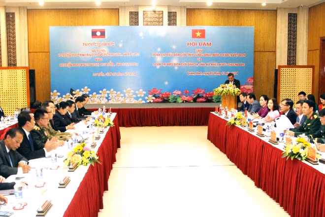 Quang cảnh buổi hội đàm, ký biên bản hợp tác về bảo vệ biên giới giữa hai tỉnh Quảng Bình và Savannakhet (Lào).