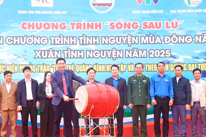 Bí thư Tỉnh Đoàn Quảng Bình Đặng Đại Bàng đánh trống phát lệnh ra quân chương trình "Xuân tình nguyện" năm 2025.